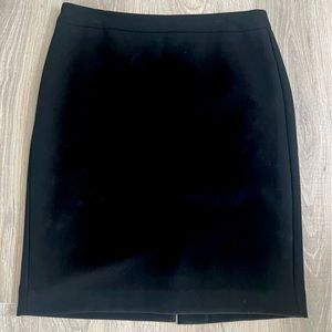 Loft pencil skirt. Hidden back zip. Fully lined. Back kick split. Size 6.